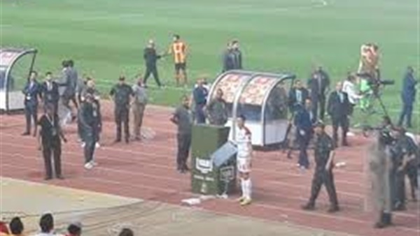 لحظة اعتداء جماهير الترجي على لاعبي الوداد
