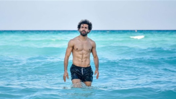 صلاح على أحد الشواطئ: زي العطلة (صورة)