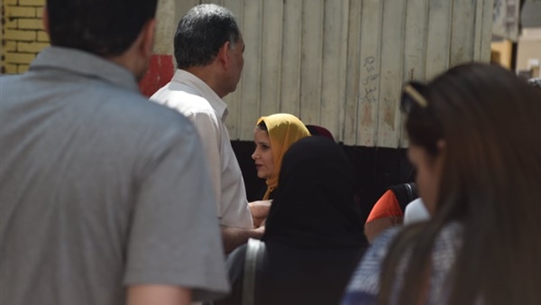 الآباء يتسلقون الأسوار لـتغشيش الطلاب.. وإصابة البعض بالإغماء داخل اللجان.. تفاصيل أول أيام امتحانات الثانوية العامة بالدقهلية