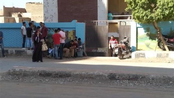 طلاب سوهاج عن الاقتصاد في امتحانات الثانوية العامة: سهل لكن حلينا للنجاح فقط