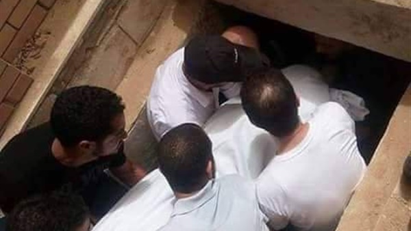 دفن المرأة مع أبيها جائز في هذه الحالة وهذه هى حالات يجوز فيها دفن النساء مع الرجال