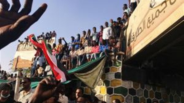 العصيان المدني يغير مسار الخطط بالسودان في يوم واحد.. ما هي لعبة الكراسي الموسيقية بين المجلس العسكري وقوي الشعب؟