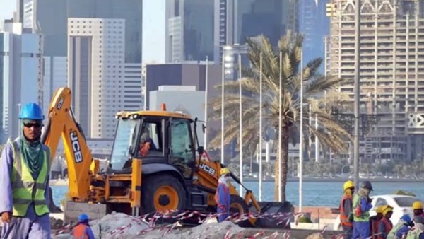 قطر تمارس السخرة بحق العمال الوافدين.. صحيفة فرنسية: الدوحة تستغل العمالة النيبالية في إنشاء ملاعب كرة القدم