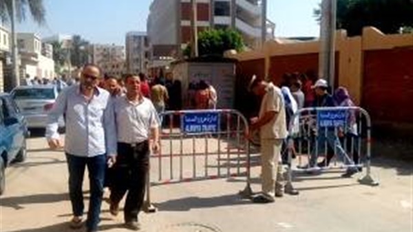 غرفة امتحانات الثانوية العامة 2019: نقل كراسات امتحان اللغة الأجنبية الأولى إلى اللجان وسط تشديدات أمنية