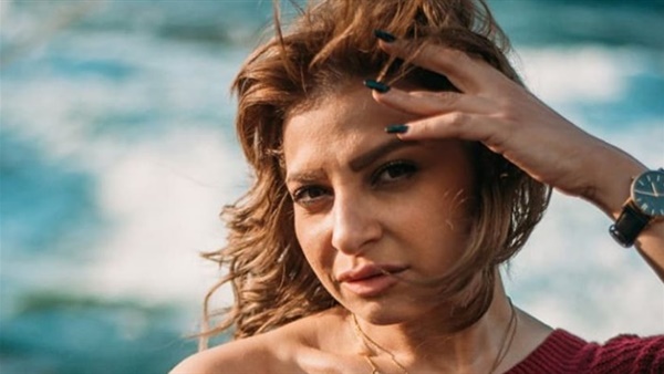 منة جلال تثير غضب مستخدمي إنستجرام بعد ظهورها بمايوه على البحر (صورة)