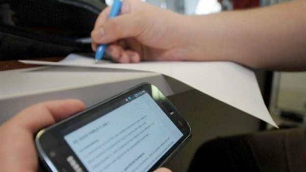 ضبط طالب يغش بجهاز مجهول في امتحان الثانوية العامة بأسيوط