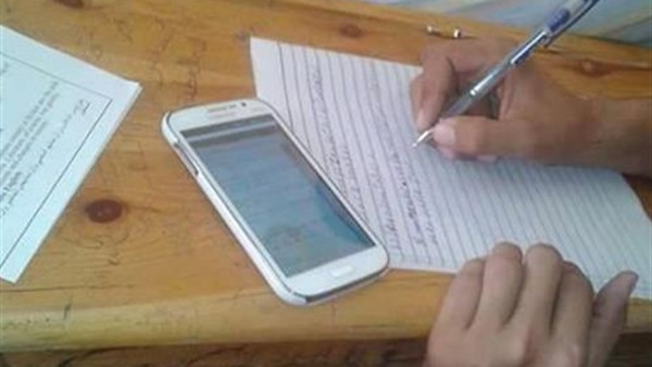 البلوتوث وسيلة أبناء الكبار للغش في امتحان اللغة الإنجليزية بالثانوية العامة بأسيوط