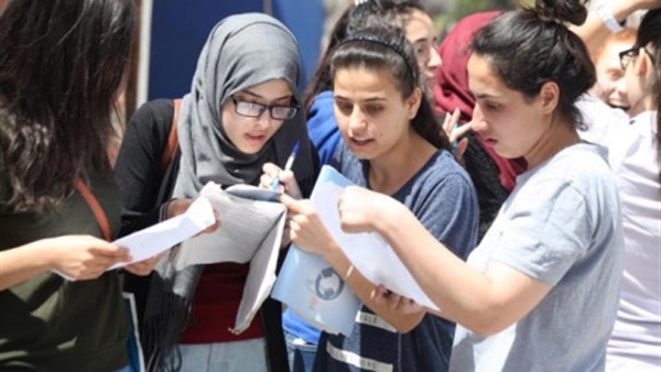 طالبة تحاول الانتحار بابتلاعدبوسخوفًا من نتيجة امتحان الانجليزى
