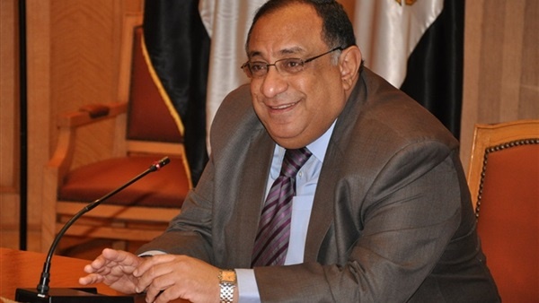 رئيس جامعة حلوان يطمئن على حالة الطالب المصاب في حادث الأوتوستراد