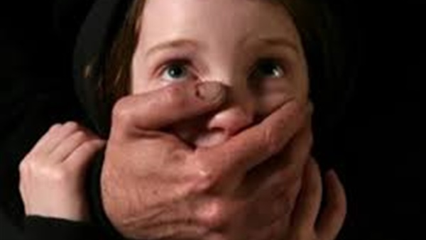 الاغتصاب مقابل الدرجات.. مدرس ثانوي يستدرج طفلة إلى منزله