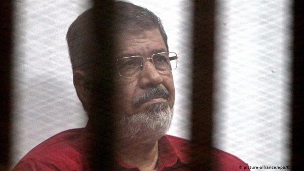 نوبة إغماء.. سبب وفاة محمد مرسي العياط أثناء محاكمته
