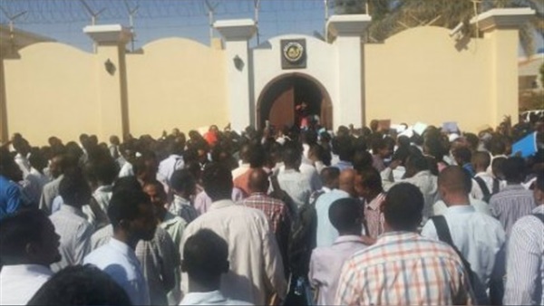 اعتصام سوداني أمام سفارة قطر تنديداً بعبثها في بلادهم