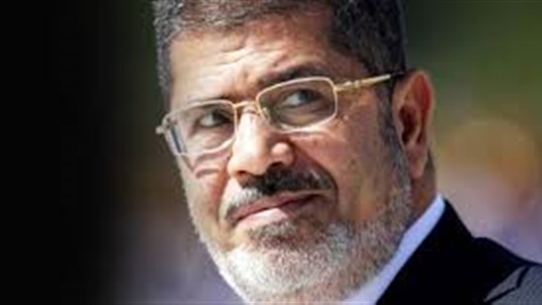 عمرو أديب: محامي مرسي هو من نبه القاضي بسقوطه داخل القفص (فيديو)
