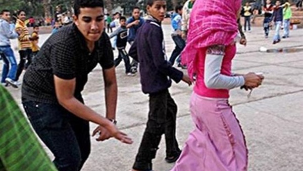 علقة ساخنة لمتحرش جنسي.. هذا ما حدث له! (فيديو)