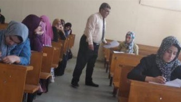 التحقيق مع رئيس لجنة امتحانات الثانوية العامة 2019 بدمياط لإجباره الطلاب على خلع أحذيتهم