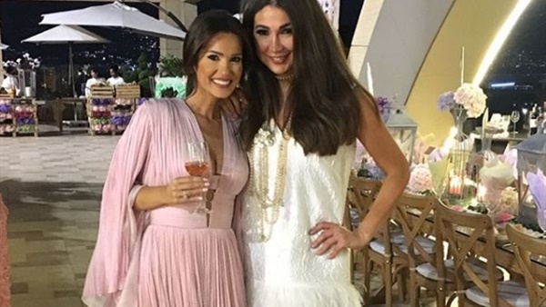 مذيعات LBCI بالبكيني داخل حمام السباحة (صورة)