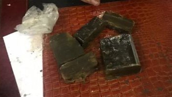 إحالة فرنسي للجنايات بتهمة تهريب كيلو حشيش في مطار القاهرة