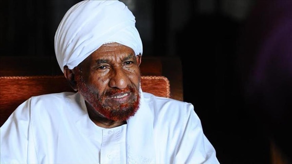 الصادق المهدي يدعو إلى إعادة هيكلة القوى السياسية.. تحالفات جديدة تعيد توازن المشهد السياسي في السودان