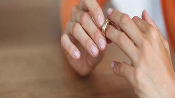 زوج يسلم زوجته لصديقه.. ليلى تطلب الخلع: أجبرنى ومضانى على شيكات