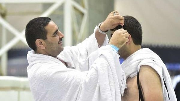 هل يحلق الحاج لنفسه أو لغيره بعد انتهاء السعى الإجابة مفاجأة
