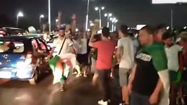 شاهد فرحة المصريين بفوز الجزائر على نيجيريا (فيديو)