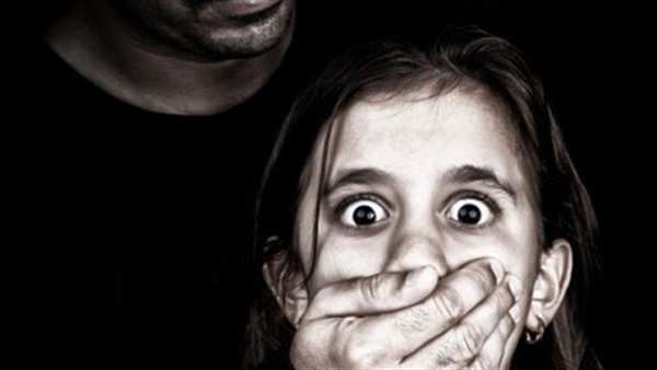 مسن يهتك عرض طفلة ويجبرها على الأفلام الإباحية.. وموضوع تعبير يكشف الواقعة