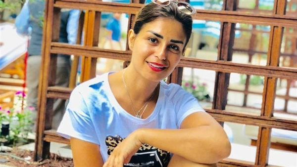 منة فضالي تظهر بمايوه وتاتو مثير (صور)