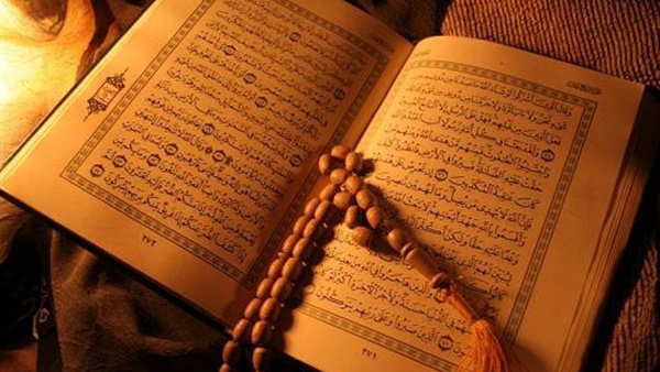 والله ورسوله أحق أن يرضوه لماذا لم يثنى فعل يرضوه وهل الآية بها خطأ لغوي ؟