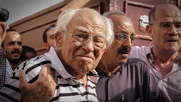 بكاء وشكر.. أول تعليق من رشوان توفيق بعد وفاة زوجته (فيديو)