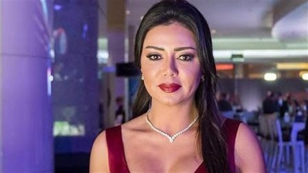 كاش مايوه رانيا يوسف يشعل التواصل الاجتماعي (صور)
