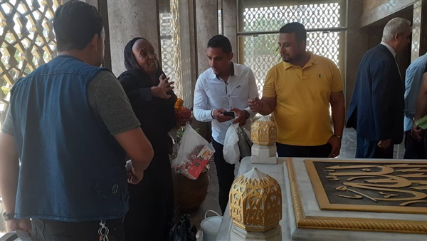فى ذكرى 23 يوليو.. قريبة الزعيم توزع الحلوى بقبر عبد الناصر ومواطن يمني يقبل رأسها (فيديو)