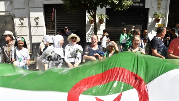 القبض على وزير الدفاع السابق وأبنة بتهمة التآمر على البلاد