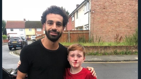 محمد دصلاح مع الطفل