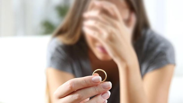 ولاء تطلب الخلع: مصمم يختن بناته بحجة تقليل شهوتهم