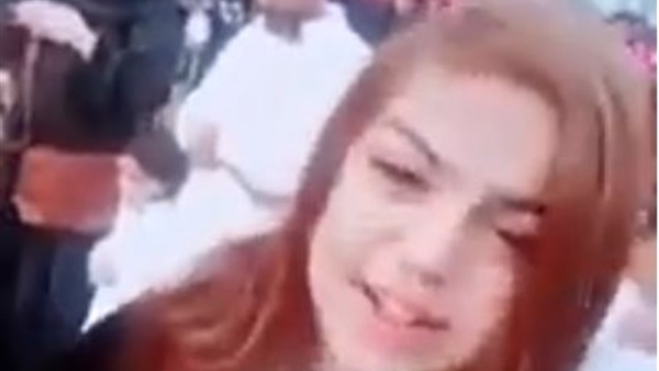 فتاة تغني وترقص على أغاني حمو بيكا في صلاة عيد الأضحى (فيديو)