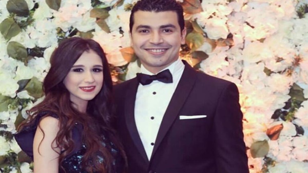 محمد أنور يحتفل بعيد زواجه بصورة رومانسية