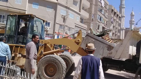 ضبط جرار زراعي يلقي مخلفات البناء بالنيل وتحرير 123 مخالفة بسوهاج