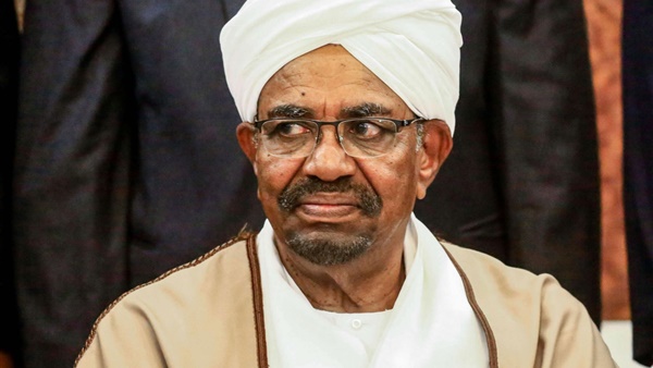 محاكمة البشير.. اعترافات مثيرة في أولى جلسات الرئيس المخلوع.. والجارديان تفتح صندوق الصفقات السرية