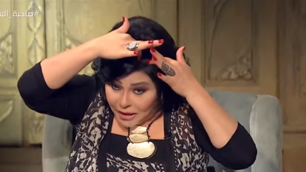 إسعاد يونس تكشف حقيقة ارتدائها باروكة على الهواء: زهقت (فيديو)