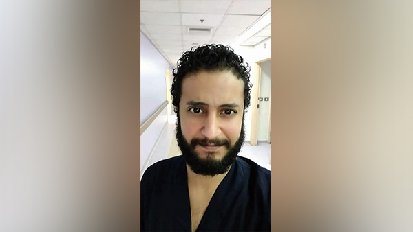 مزق شرايين يديه وقدميه.. التفاصيل الكاملة لمأساة طبيب حاول الانتحار بمشرط طبي بسبب والدته وأخيه