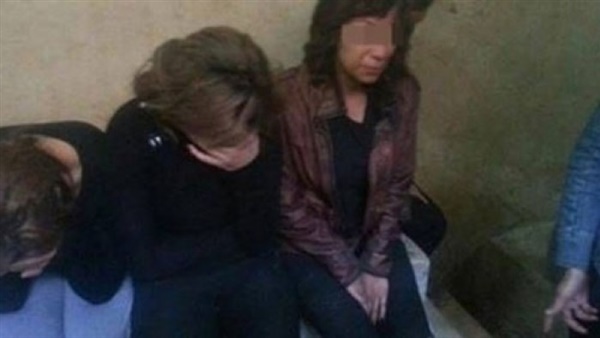 بتهمة ممارسة الرذيلة بالسيدة زينب.. القبض على 3 ساقطات وراغبي متعة داخل شقة دعارة