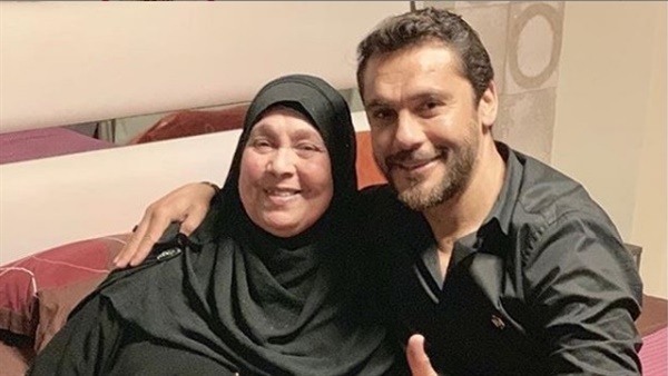 أحمد حسن يرد على ريهام سعيد بصورة مع والدته