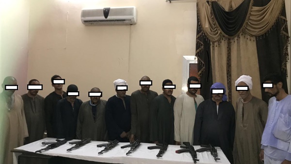 أمن أسيوط يمنع مجزرة بقرية المعابدة وضبط 12 شخصًا.. السبب خلاف على الزواج