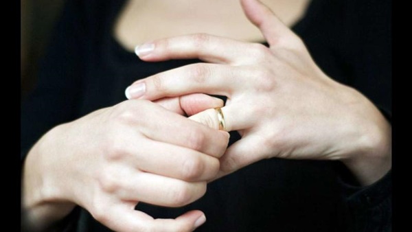 نادية تطلب الخلع: حرّمنى عليه زي أمه وأخته 20 سنة