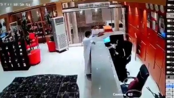 رجل يعتدي بالضرب على موظفة استقبال بفندق في السعودية