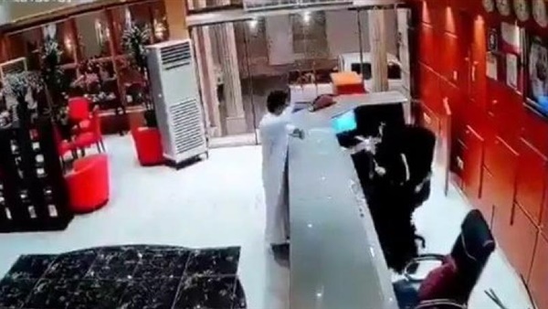 حادثة اعتداء رجل على موظفة استقبال في فندق