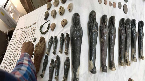 ضبط مسن بحوزته 277 قطعة أثرية داخل جوال بلاستيك في المنيا