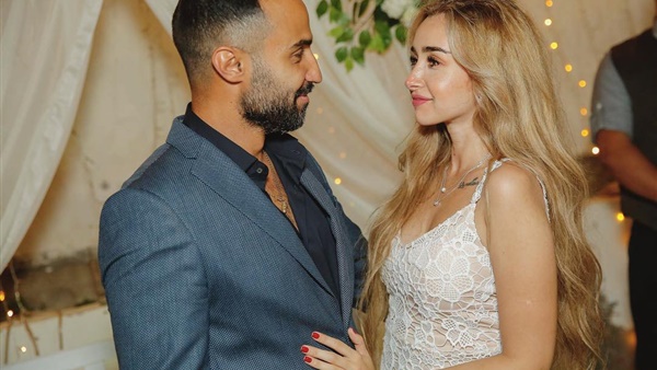 هنا الزاهد بالروب قبل ساعات من حفل زفافها على أحمد فهمي (صور)