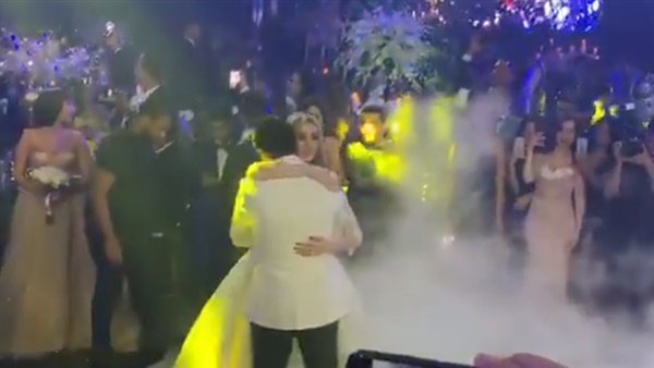 أحمد فهمي وهنا الزاهد في وصلة رقص سلو بحفل زفافهما (فيديو)