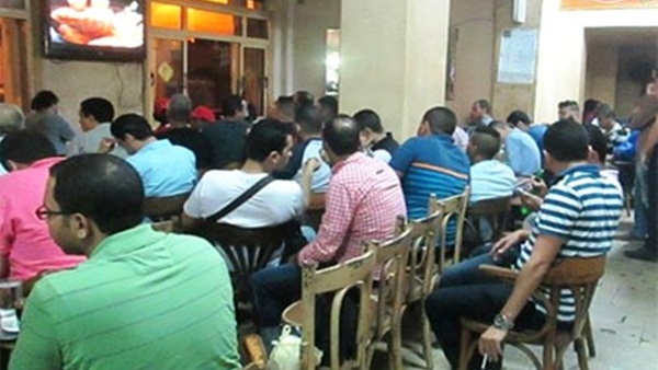 قبور الشباب.. المقاهي تزحف على أرض الإسكندرية في غياب للرقابة.. الأهالي: تنشر الجنس والمخدرات وتدمر الأبناء